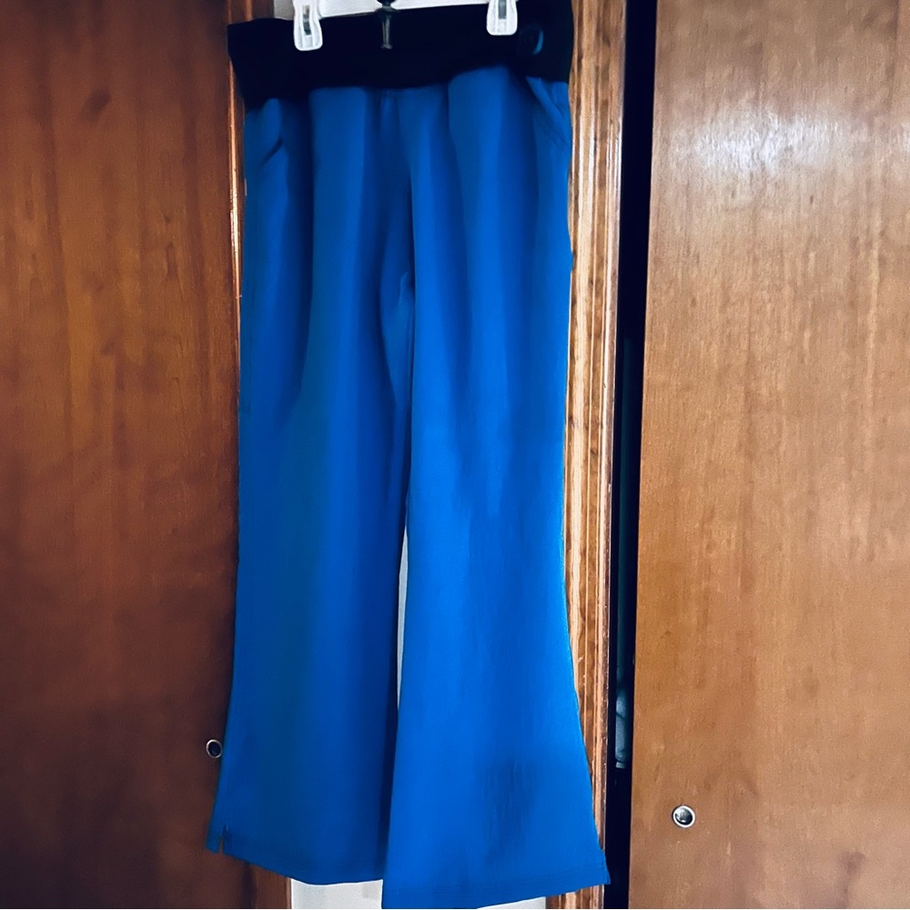 Wonder wink yoga style scrub pants